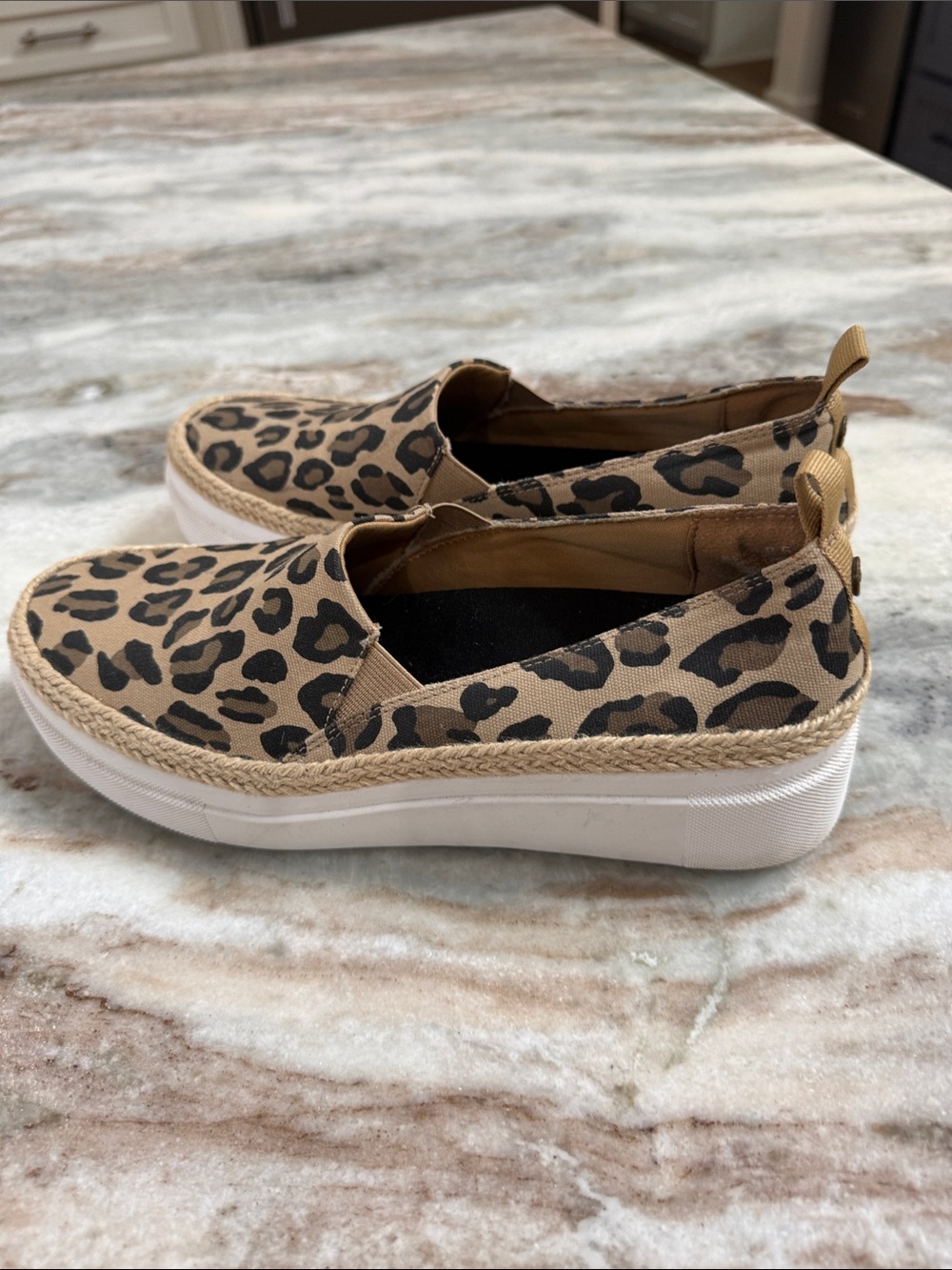 NWOT women’s YELLOW BOX sz 8.5 leopard slip on